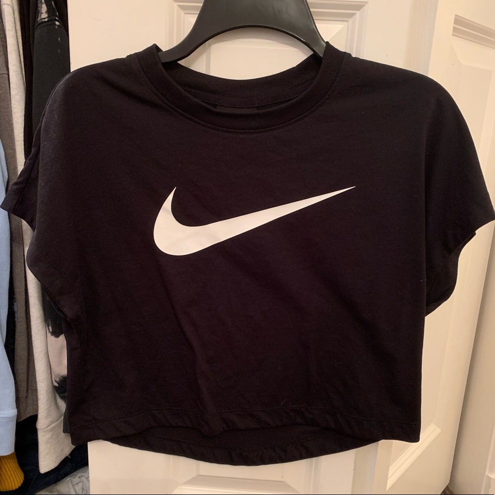 Cropped Nike Tee